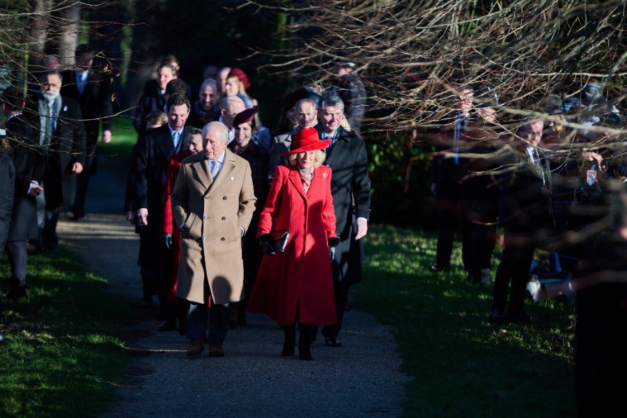 <p>Крал Чарлз Трети заведе семейството си на църква пеша.</p>