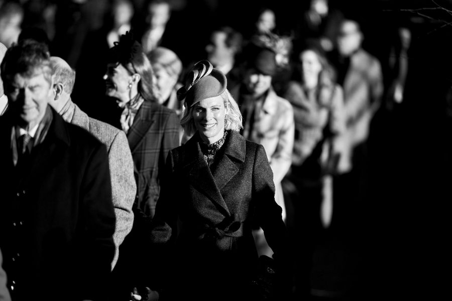 <p>Крал Чарлз Трети заведе семейството си на църква пеша.</p>