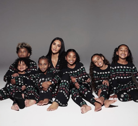 Коледните фотосесии по пижами отдавна не са просто семеен спомен