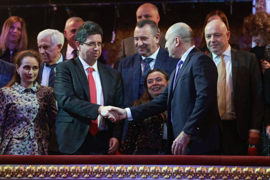 <p>Благотворителният концерт &bdquo;Българската Коледа&ldquo; и тази година събра на едно място обичани български изпълнители и млади музикални таланти. Концертът се провежда за 23-та поредна година и е под патронажа на президента Румен Радев и съпругата му Десислава Радева.</p>