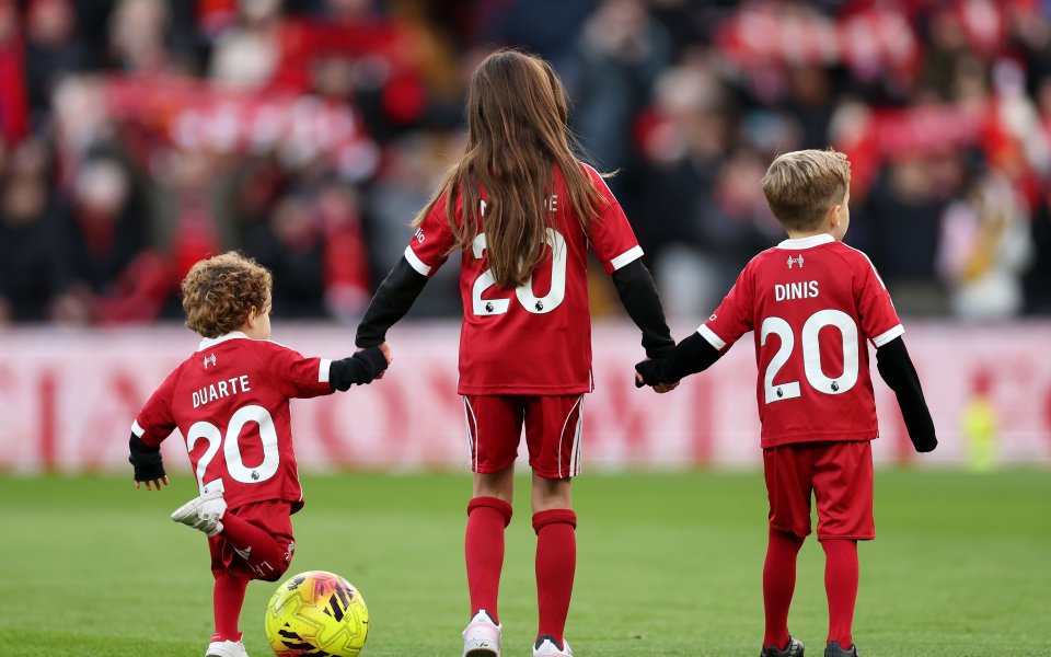 Емоционален момент: Децата на Диого Жота развълнуваха „Анфийлд“