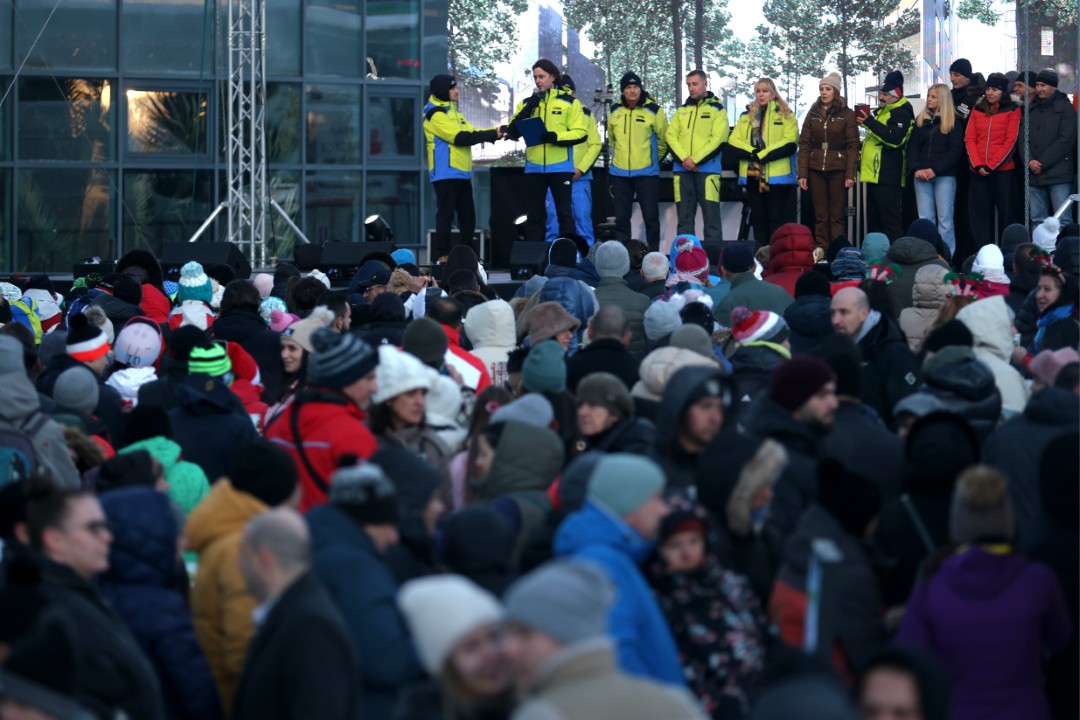 <p>Със светлинно и факелно шоу, музикална програма и забавления за най-малките бе открит зимният сезон в Боровец. През целия ден имаше различни активности, а официалното откриване се състоя привечер на специално направена сцена в центъра на курорта.</p>