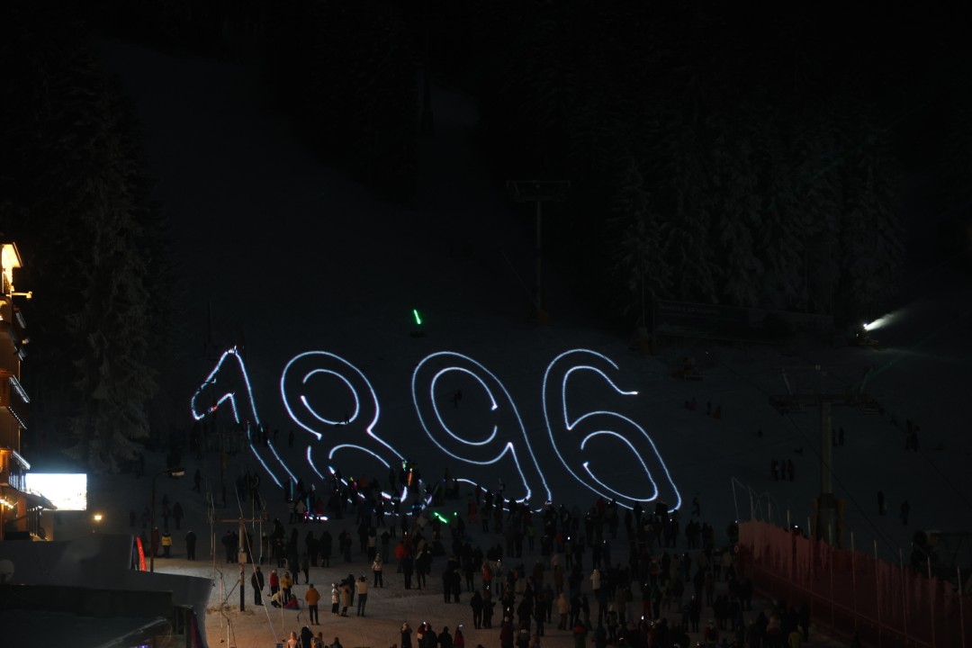 <p>Със светлинно и факелно шоу, музикална програма и забавления за най-малките бе открит зимният сезон в Боровец. През целия ден имаше различни активности, а официалното откриване се състоя привечер на специално направена сцена в центъра на курорта.</p>