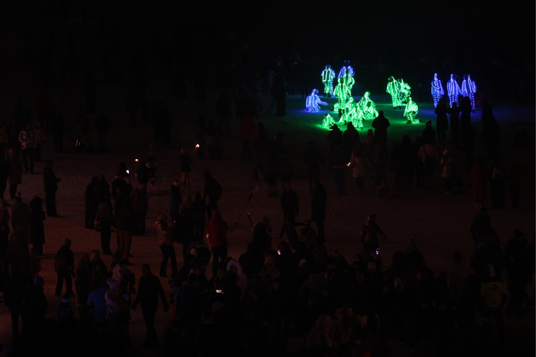 <p>Със светлинно и факелно шоу, музикална програма и забавления за най-малките бе открит зимният сезон в Боровец. През целия ден имаше различни активности, а официалното откриване се състоя привечер на специално направена сцена в центъра на курорта.</p>