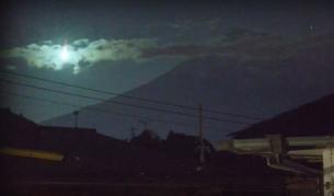 Огнено кълбо над Фуджи: Метеор озари небето в Япония