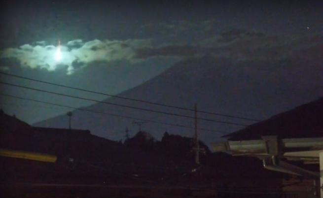 Огнено кълбо над Фуджи: Метеор озари небето в Япония