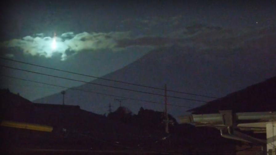 Огнено кълбо над Фуджи: Метеор озари небето в Япония