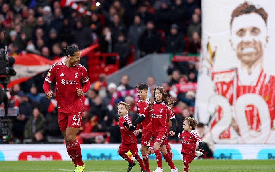 Децата на Диого Жота в ролята на талисмани преди Ливърпул - Уулвс