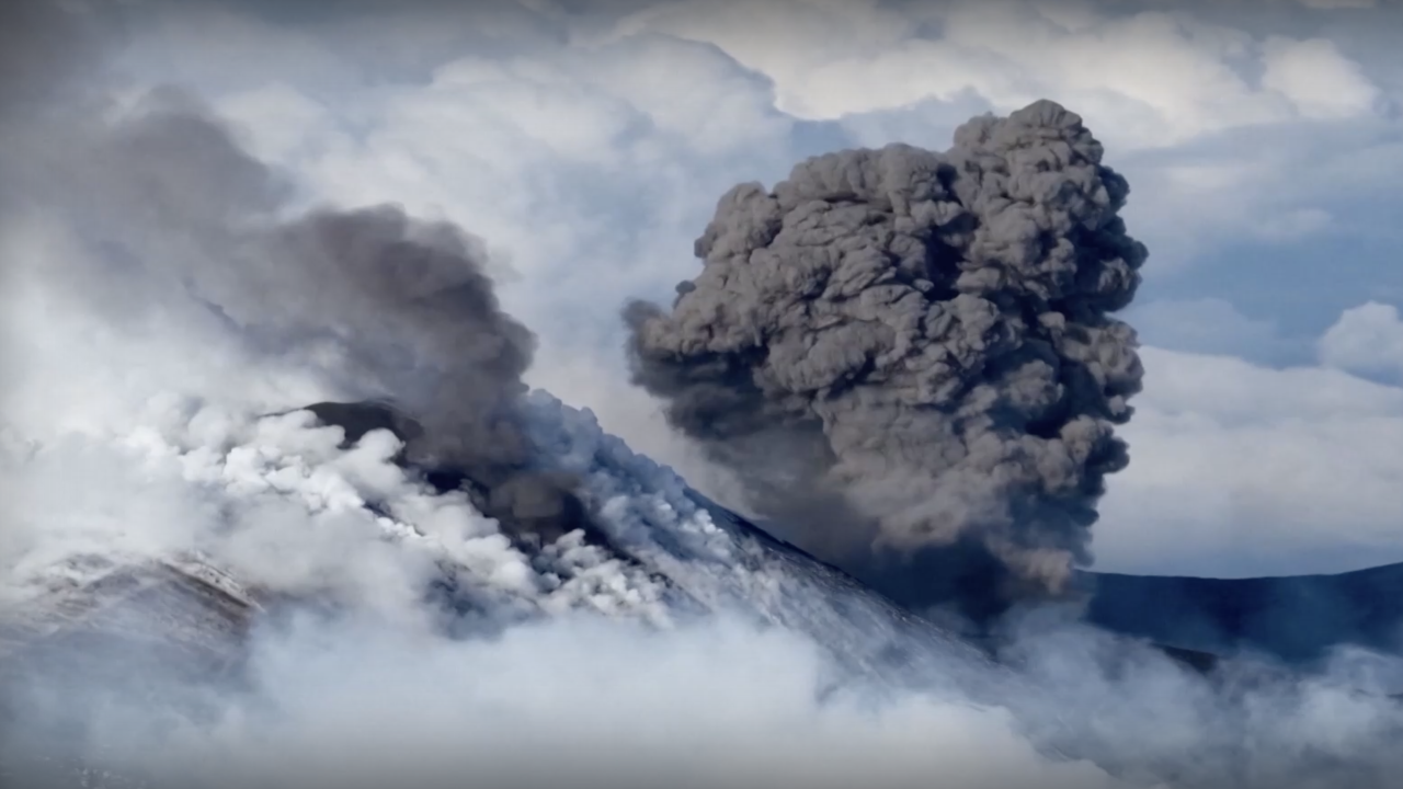 Етна избълва пепел и лава за Коледа