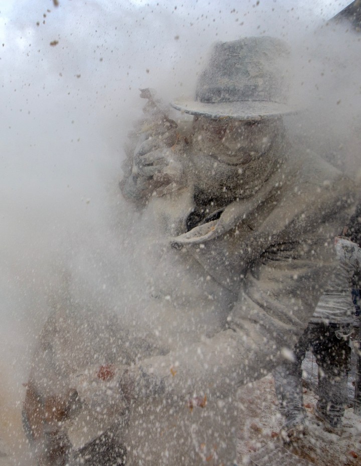 <p>Всеки 28 декември испанското градче Иби се превръща в &bdquo;бойно поле&ldquo; по време на 200-годишния фестивал Els Enfarinats, където местни жители и туристи инсценират преврат и се замерят с брашно, яйца и фойерверки, а събраните &bdquo;глоби&ldquo; даряват за благотворителност</p>