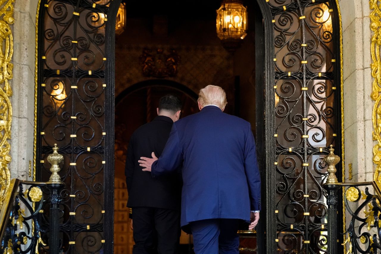 <p>Президентът на САЩ Доналд Тръмп заяви, че вярва, че както украинският лидер Володимир Зеленски, така и руският държавен глава Владимир Путин наистина искат мир, като приветства пристигналия в имението му в щата Флорида &bdquo;смел украински лидер&ldquo;.</p>