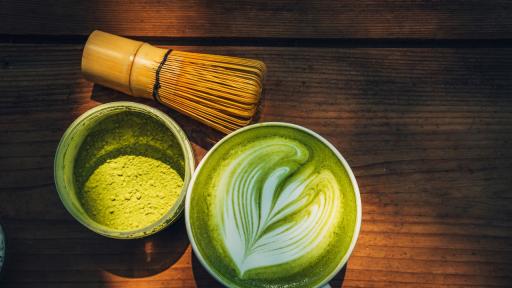 Магията на матча: Може ли зеленият прах да спре кихането при алергии?