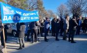 Протест и контрапротест пред общината в Минерални бани