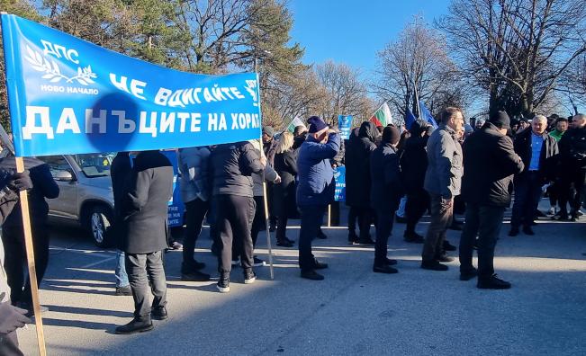 Протест и контрапротест пред общината в Минерални бани