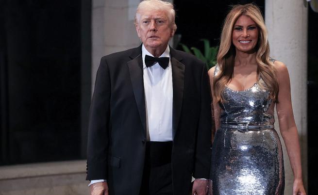 Мелания прикова погледите с бляскава рокля, Тръмп си пожела мир