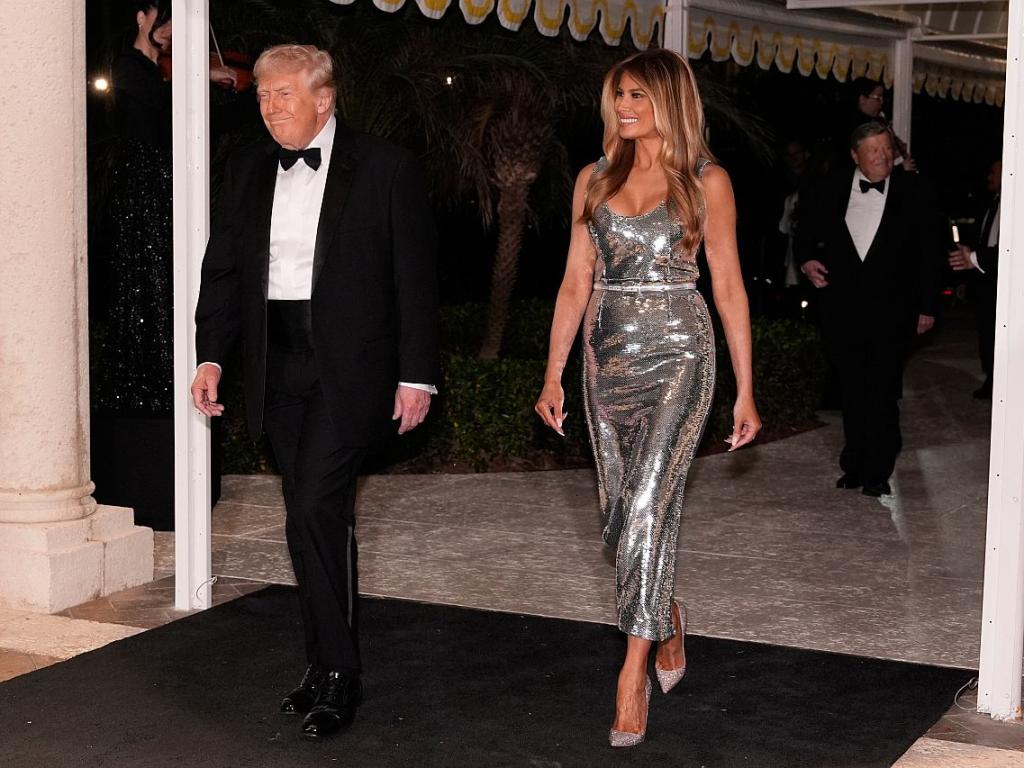 Сребърната Мелания и смокингът на Тръмп: как изглеждаше новогодишната нощ в Мар-а-Лаго