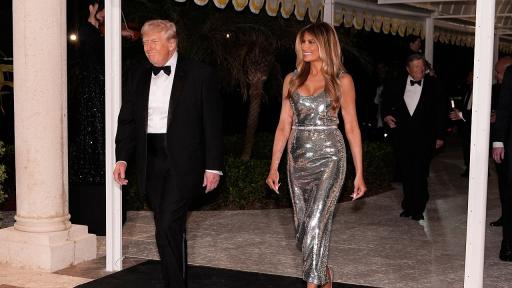 Сребърната Мелания и смокингът на Тръмп: как изглеждаше новогодишната нощ в Мар-а-Лаго