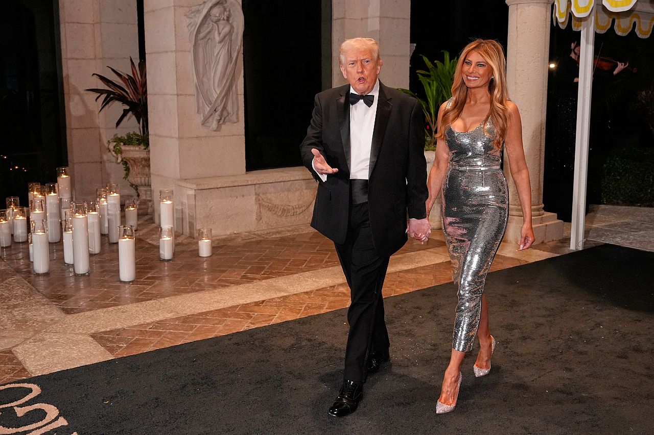 <p>Президентът на САЩ Доналд Тръмп и първата дама Мелания Тръмп бяха домакини на бляскавото новогодишно парти, изпълнено с привърженици на MAGA, в Мар-а-Лаго в сряда вечер.</p>
