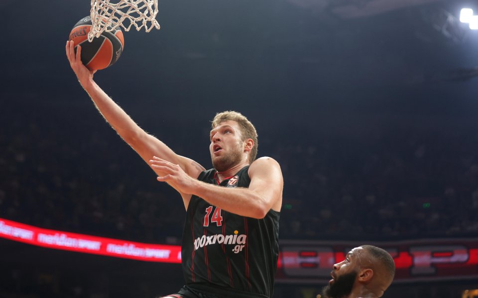 В Олимпиакос изтръпнаха заради контузия на Везенков