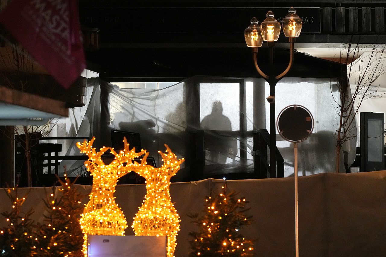 <p>Около 1:30 ч. местно време на 1 януари в сутерена на &bdquo;Льо Констеласион&ldquo; &ndash; популярно заведение, разположено в центъра на алпийския курорт Кран Монтана, избухва пожар. Загинали са около 40 души, а ранените са над 100.</p>