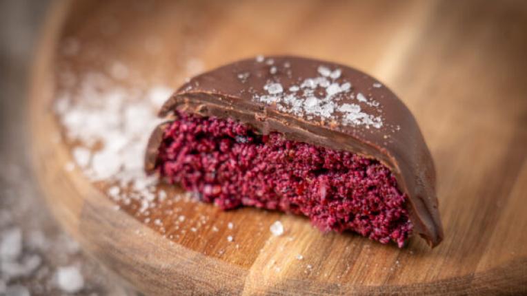 Шоколадови барчета с кокос и къпини