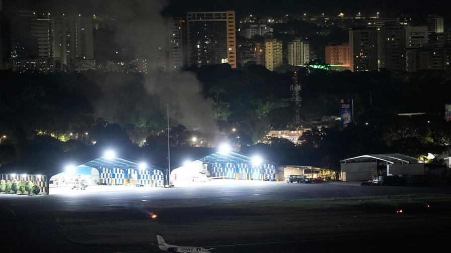Дим се издига над Каракас, Венецуела