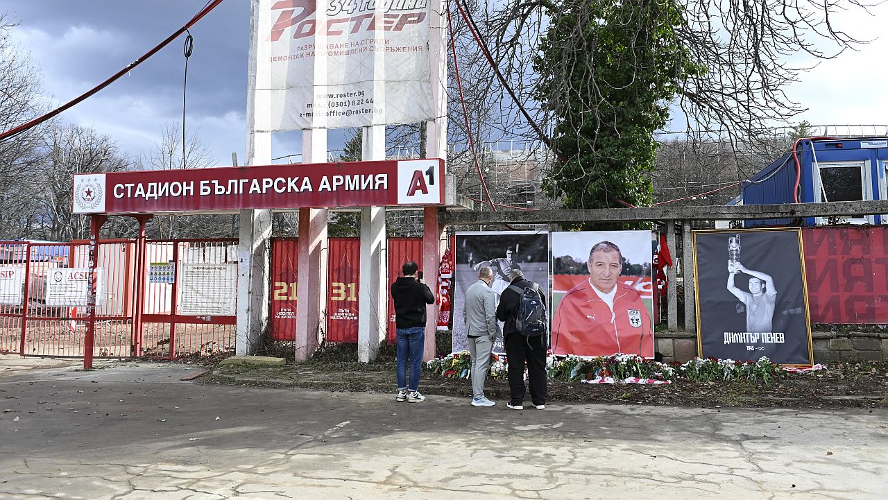 <p>Стотици българи се стекоха пред централния вход на стадион &bdquo;Българска армия&ldquo; в столицата, за да отдадат почит на Димитър Пенев. От вчера вечерта пред &bdquo;Армията&ldquo; беше оформен специален възпоменателен кът, където всеки може да се сбогува с Пената с цветя, да запали свещ или да остави предмет за спомен.</p>