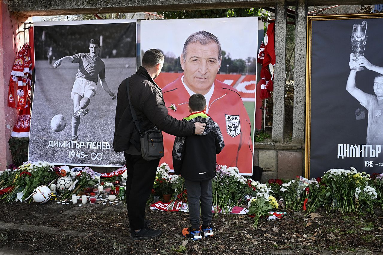 <p>Стотици българи се стекоха пред централния вход на стадион &bdquo;Българска армия&ldquo; в столицата, за да отдадат почит на Димитър Пенев. От вчера вечерта пред &bdquo;Армията&ldquo; беше оформен специален възпоменателен кът, където всеки може да се сбогува с Пената с цветя, да запали свещ или да остави предмет за спомен.</p>
