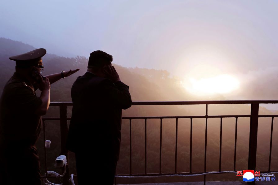 Северна Корея оправда изстрелването на ракети с "геополитическата криза"