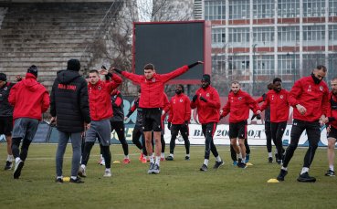 Треньор от Левски и двама нови започнаха в „Надежда“