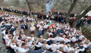 Стотици се включиха в мъжкото хоро на Богоявление в ледените води на Тунджа в Калофер (ВИДЕО/СНИМКИ)
