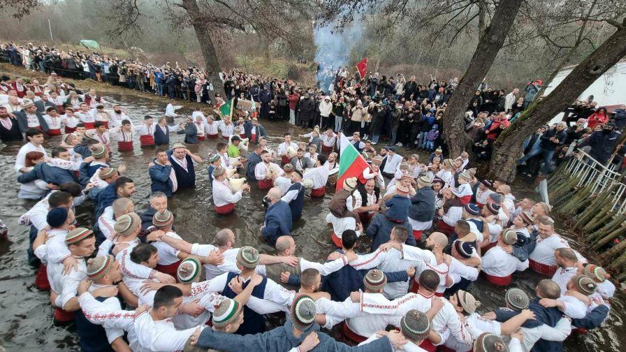 Стотици се включиха в мъжкото хоро на Богоявление в ледените води на Тунджа в Калофер (ВИДЕО/СНИМКИ)