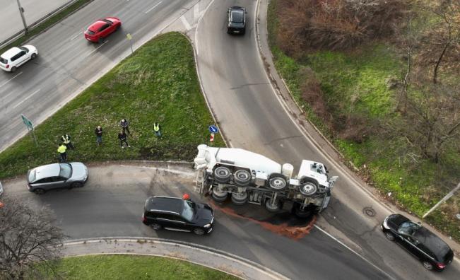 Бетоновоз се обърна на голям столичен булевард (СНИМКИ)