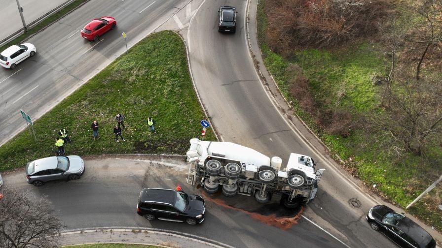 Бетоновоз се обърна на голям столичен булевард (СНИМКИ)
