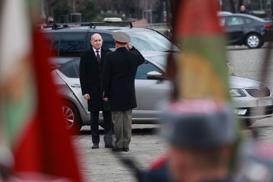 <p>Пред паметника на Незнайния воин в София беше отслужен традиционният богоявленски водосвет на бойните знамена, флаговете и знамената-светини на Българската армия.</p>