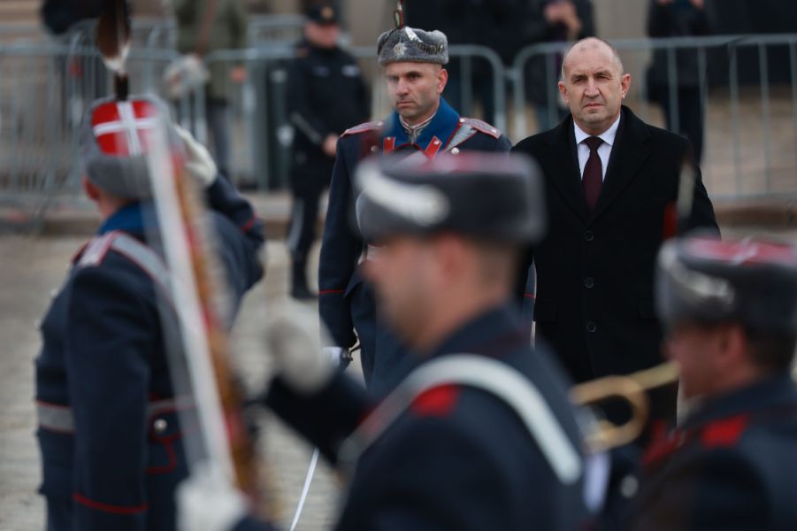 <p>Пред паметника на Незнайния воин в София беше отслужен традиционният богоявленски водосвет на бойните знамена, флаговете и знамената-светини на Българската армия.</p>