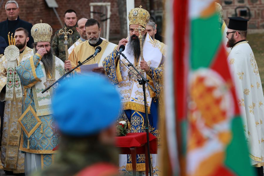 <p>Пред паметника на Незнайния воин в София беше отслужен традиционният богоявленски водосвет на бойните знамена, флаговете и знамената-светини на Българската армия.</p>