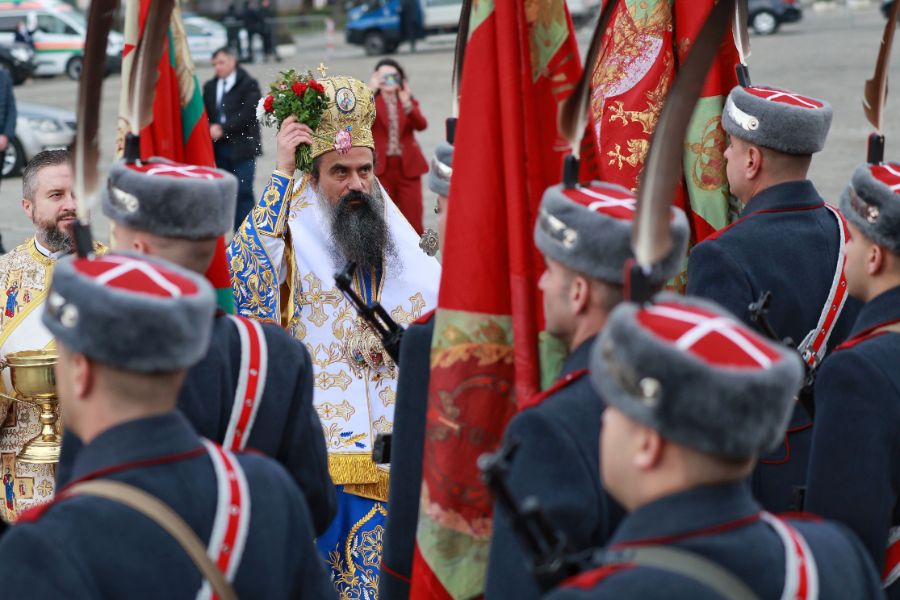 <p>Пред паметника на Незнайния воин в София беше отслужен традиционният богоявленски водосвет на бойните знамена, флаговете и знамената-светини на Българската армия.</p>