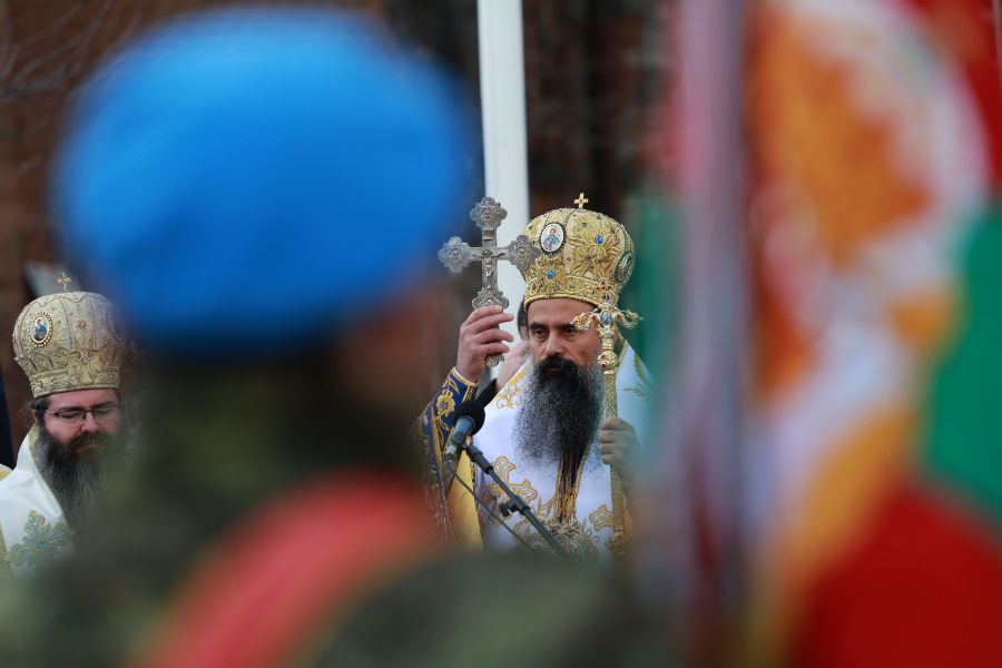 <p>Пред паметника на Незнайния воин в София беше отслужен традиционният богоявленски водосвет на бойните знамена, флаговете и знамената-светини на Българската армия.</p>