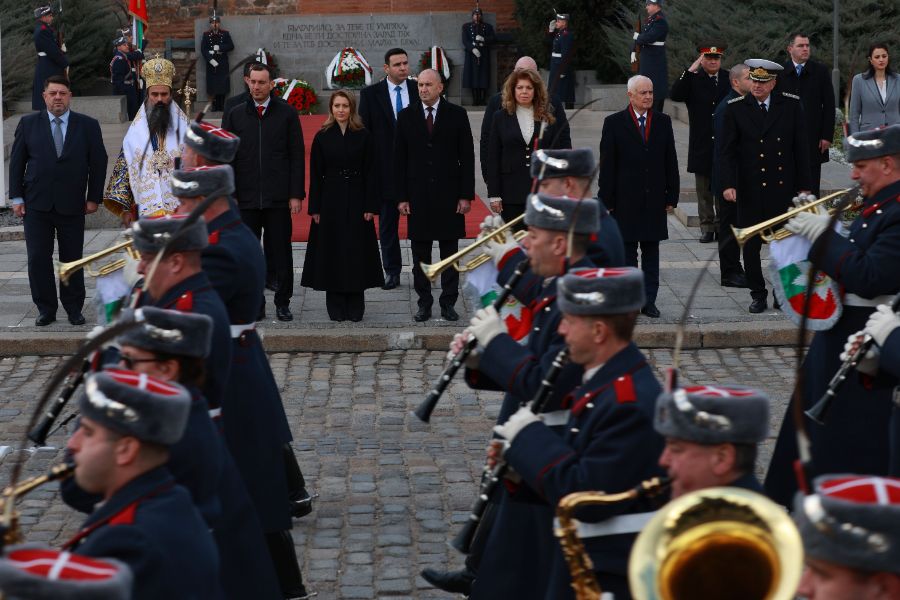 <p>Пред паметника на Незнайния воин в София беше отслужен традиционният богоявленски водосвет на бойните знамена, флаговете и знамената-светини на Българската армия.</p>
