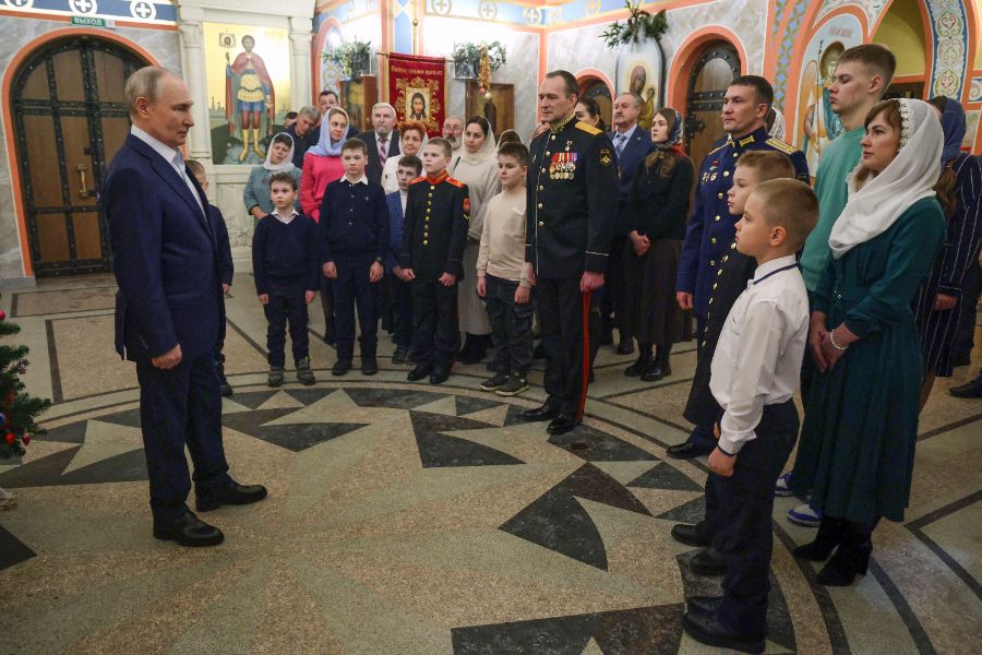 <p>Президентът на Русия Владимир Путин присъства рано тази сутрин на руската православна коледна служба в църква близо до Москва, като приветства "свещената мисия" на войските си да защитават страната, съчетавайки церемонията с празнично обръщение за единство, благотворителност и подкрепа за въоръжените сили, предаде Ройтерс.</p>