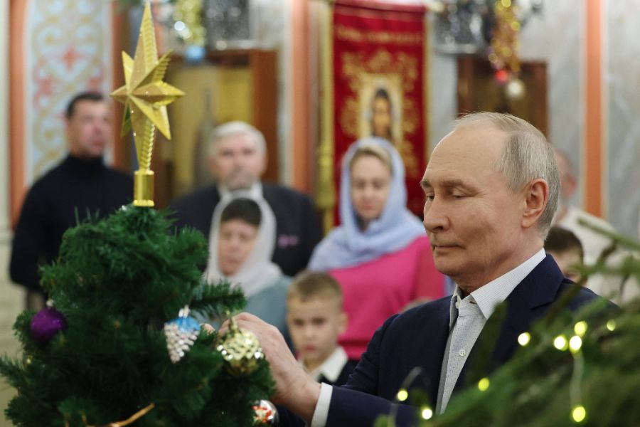 <p>Президентът на Русия Владимир Путин присъства рано тази сутрин на руската православна коледна служба в църква близо до Москва, като приветства "свещената мисия" на войските си да защитават страната, съчетавайки церемонията с празнично обръщение за единство, благотворителност и подкрепа за въоръжените сили, предаде Ройтерс.</p>