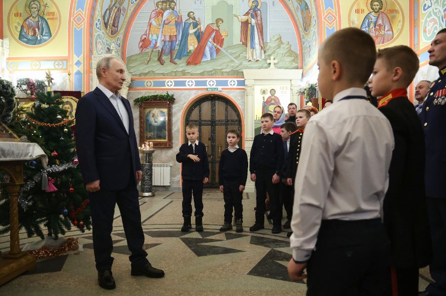 <p>Президентът на Русия Владимир Путин присъства рано тази сутрин на руската православна коледна служба в църква близо до Москва, като приветства "свещената мисия" на войските си да защитават страната, съчетавайки церемонията с празнично обръщение за единство, благотворителност и подкрепа за въоръжените сили, предаде Ройтерс.</p>