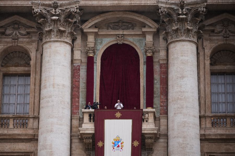 <p>С призиви за мир, с пожелание за надежда и с предупреждение срещу самозабравата на властимащите, папа Лъв Четиринадесети сложи край с тържествена литургия на Богоявление на Юбилея на Римокатолическата църква. Вчера папата затвори и последната от светите врати, отворени за Юбилейната година &ndash; тази във ватиканската базилика &bdquo;Свети Петър&ldquo;, след като в периода 25 декември - 2 януари последователно бяха затворени светите двери и в римските базилики &bdquo;Санта Мария Маджоре&ldquo;, &bdquo;Сан Паоло фуори ле Мура&ldquo;, &bdquo;Сан Джовани ин Латерано&ldquo; и специалната света врата, отворена по настояване на предходния папа Франциск в римския затвор "Ребибия", обобщават италиански медии.</p>