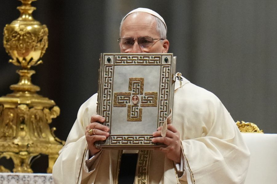 <p>С призиви за мир, с пожелание за надежда и с предупреждение срещу самозабравата на властимащите, папа Лъв Четиринадесети сложи край с тържествена литургия на Богоявление на Юбилея на Римокатолическата църква. Вчера папата затвори и последната от светите врати, отворени за Юбилейната година &ndash; тази във ватиканската базилика &bdquo;Свети Петър&ldquo;, след като в периода 25 декември - 2 януари последователно бяха затворени светите двери и в римските базилики &bdquo;Санта Мария Маджоре&ldquo;, &bdquo;Сан Паоло фуори ле Мура&ldquo;, &bdquo;Сан Джовани ин Латерано&ldquo; и специалната света врата, отворена по настояване на предходния папа Франциск в римския затвор "Ребибия", обобщават италиански медии.</p>