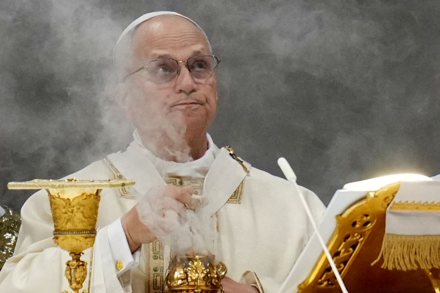 <p>С призиви за мир, с пожелание за надежда и с предупреждение срещу самозабравата на властимащите, папа Лъв Четиринадесети сложи край с тържествена литургия на Богоявление на Юбилея на Римокатолическата църква. Вчера папата затвори и последната от светите врати, отворени за Юбилейната година &ndash; тази във ватиканската базилика &bdquo;Свети Петър&ldquo;, след като в периода 25 декември - 2 януари последователно бяха затворени светите двери и в римските базилики &bdquo;Санта Мария Маджоре&ldquo;, &bdquo;Сан Паоло фуори ле Мура&ldquo;, &bdquo;Сан Джовани ин Латерано&ldquo; и специалната света врата, отворена по настояване на предходния папа Франциск в римския затвор "Ребибия", обобщават италиански медии.</p>