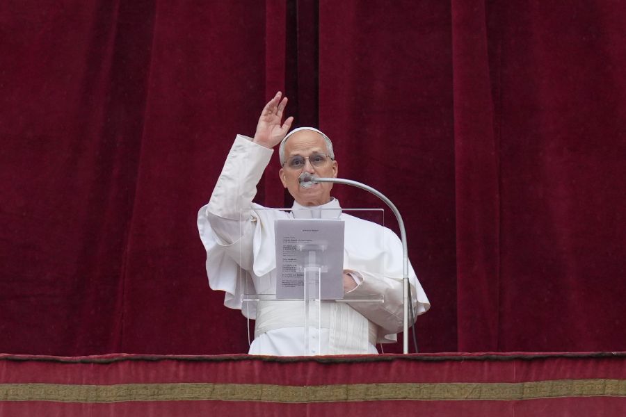 <p>С призиви за мир, с пожелание за надежда и с предупреждение срещу самозабравата на властимащите, папа Лъв Четиринадесети сложи край с тържествена литургия на Богоявление на Юбилея на Римокатолическата църква. Вчера папата затвори и последната от светите врати, отворени за Юбилейната година &ndash; тази във ватиканската базилика &bdquo;Свети Петър&ldquo;, след като в периода 25 декември - 2 януари последователно бяха затворени светите двери и в римските базилики &bdquo;Санта Мария Маджоре&ldquo;, &bdquo;Сан Паоло фуори ле Мура&ldquo;, &bdquo;Сан Джовани ин Латерано&ldquo; и специалната света врата, отворена по настояване на предходния папа Франциск в римския затвор "Ребибия", обобщават италиански медии.</p>