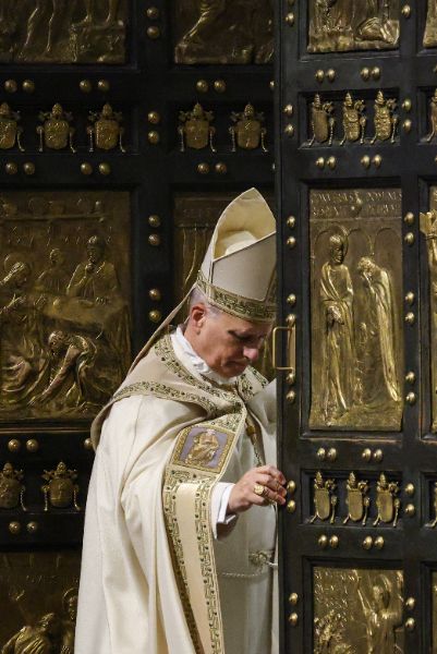 <p>С призиви за мир, с пожелание за надежда и с предупреждение срещу самозабравата на властимащите, папа Лъв Четиринадесети сложи край с тържествена литургия на Богоявление на Юбилея на Римокатолическата църква. Вчера папата затвори и последната от светите врати, отворени за Юбилейната година &ndash; тази във ватиканската базилика &bdquo;Свети Петър&ldquo;, след като в периода 25 декември - 2 януари последователно бяха затворени светите двери и в римските базилики &bdquo;Санта Мария Маджоре&ldquo;, &bdquo;Сан Паоло фуори ле Мура&ldquo;, &bdquo;Сан Джовани ин Латерано&ldquo; и специалната света врата, отворена по настояване на предходния папа Франциск в римския затвор "Ребибия", обобщават италиански медии.</p>