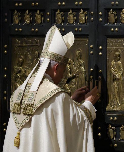 <p>С призиви за мир, с пожелание за надежда и с предупреждение срещу самозабравата на властимащите, папа Лъв Четиринадесети сложи край с тържествена литургия на Богоявление на Юбилея на Римокатолическата църква. Вчера папата затвори и последната от светите врати, отворени за Юбилейната година &ndash; тази във ватиканската базилика &bdquo;Свети Петър&ldquo;, след като в периода 25 декември - 2 януари последователно бяха затворени светите двери и в римските базилики &bdquo;Санта Мария Маджоре&ldquo;, &bdquo;Сан Паоло фуори ле Мура&ldquo;, &bdquo;Сан Джовани ин Латерано&ldquo; и специалната света врата, отворена по настояване на предходния папа Франциск в римския затвор "Ребибия", обобщават италиански медии.</p>