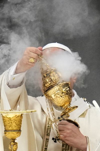 <p>С призиви за мир, с пожелание за надежда и с предупреждение срещу самозабравата на властимащите, папа Лъв Четиринадесети сложи край с тържествена литургия на Богоявление на Юбилея на Римокатолическата църква. Вчера папата затвори и последната от светите врати, отворени за Юбилейната година &ndash; тази във ватиканската базилика &bdquo;Свети Петър&ldquo;, след като в периода 25 декември - 2 януари последователно бяха затворени светите двери и в римските базилики &bdquo;Санта Мария Маджоре&ldquo;, &bdquo;Сан Паоло фуори ле Мура&ldquo;, &bdquo;Сан Джовани ин Латерано&ldquo; и специалната света врата, отворена по настояване на предходния папа Франциск в римския затвор "Ребибия", обобщават италиански медии.</p>